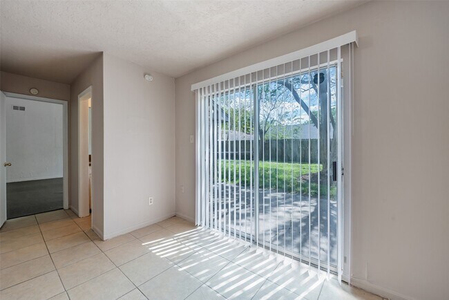 Building Photo - 1915 Mustang Springs Dr