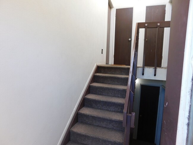 Building Photo - 805 E Cedar Ct