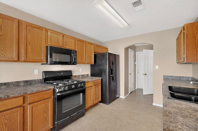 Building Photo - West Side 2/story 3 Bedroom 2.5 Bath 1605/sf 2/CG