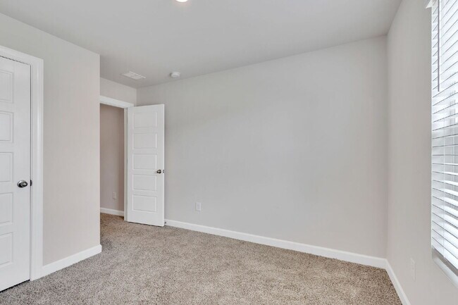 Building Photo - Two-story 3BR/2.5BA townhome in Foxcroft T...