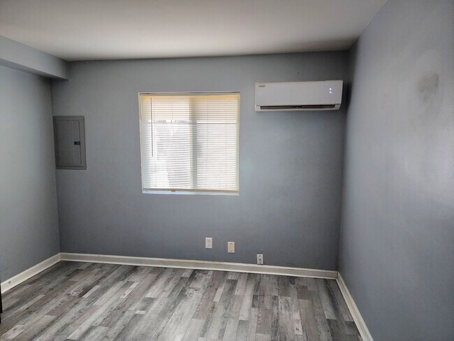 Building Photo - 1 bedroom, 1 bath apartments