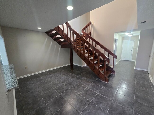 Building Photo - Newly Renovated 3 Bedroom 2.5 bathroom Townhouse