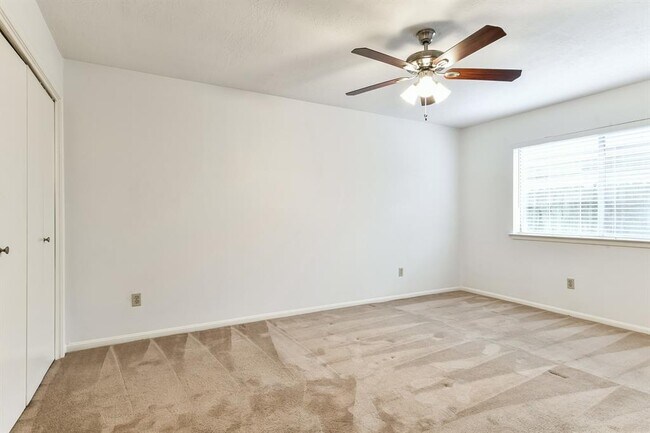 Building Photo - 6527 La Violetta Dr