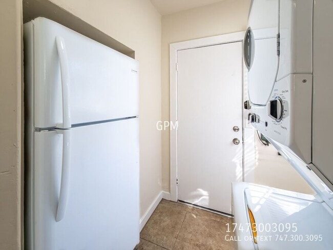 Building Photo - 1320 E Maple St