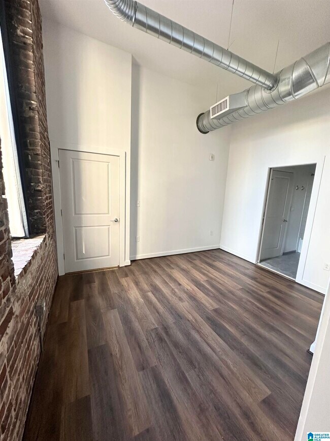 Building Photo - 2015 1st Ave N