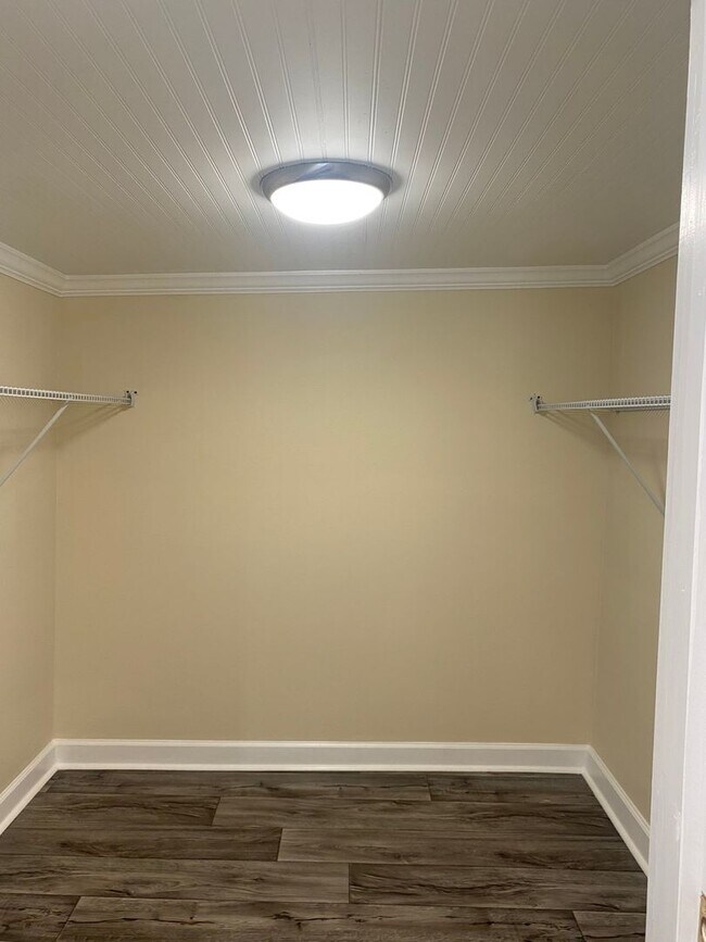 Building Photo - 7600 Pond Dr