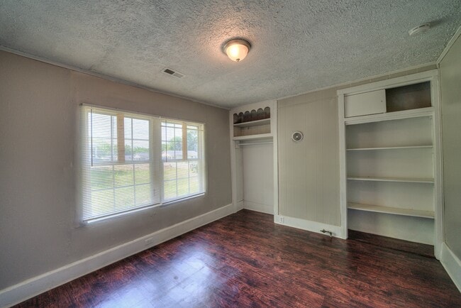 Building Photo - 620 N Moran St