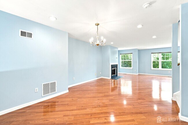 Building Photo - 350 Greenfield Rd
