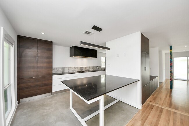 Building Photo - 7610 Highmeadow Dr