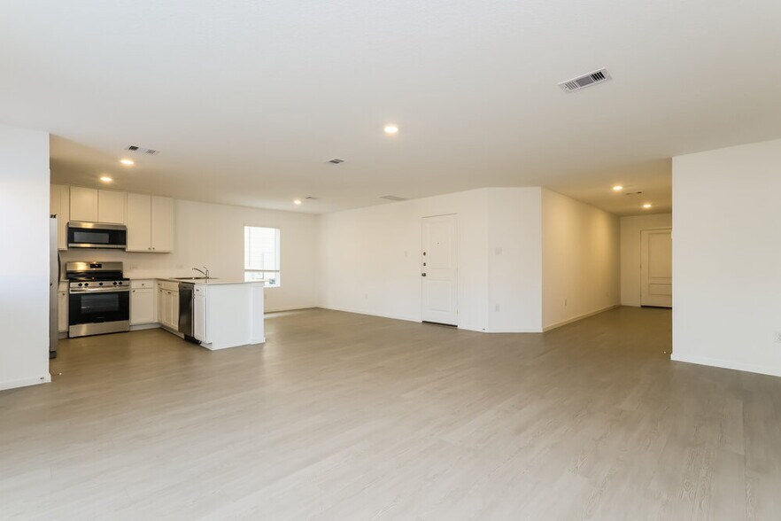 Building Photo - 15298 Abella Dr