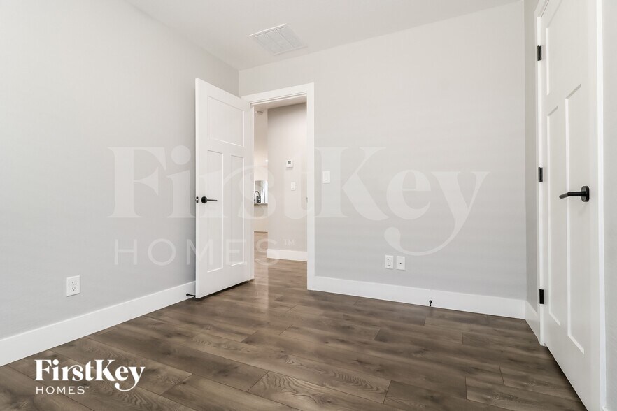 Building Photo - 3858 W Tamarisk Ave