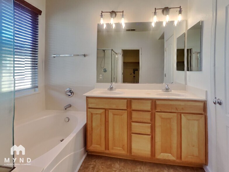 Building Photo - 10 Shadmoor Pl