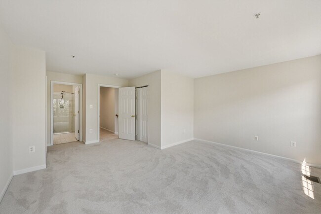 Building Photo - Beautiful End-Unit Townhome-Style Condo Ne...