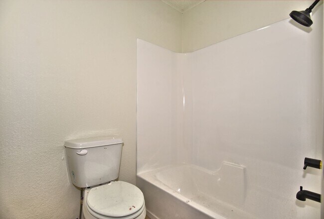 Building Photo - Updated 2 bed, 2 bath townhouse with 1,788...