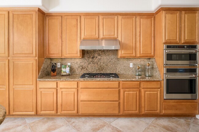 Building Photo - 14705 Canyon Dr