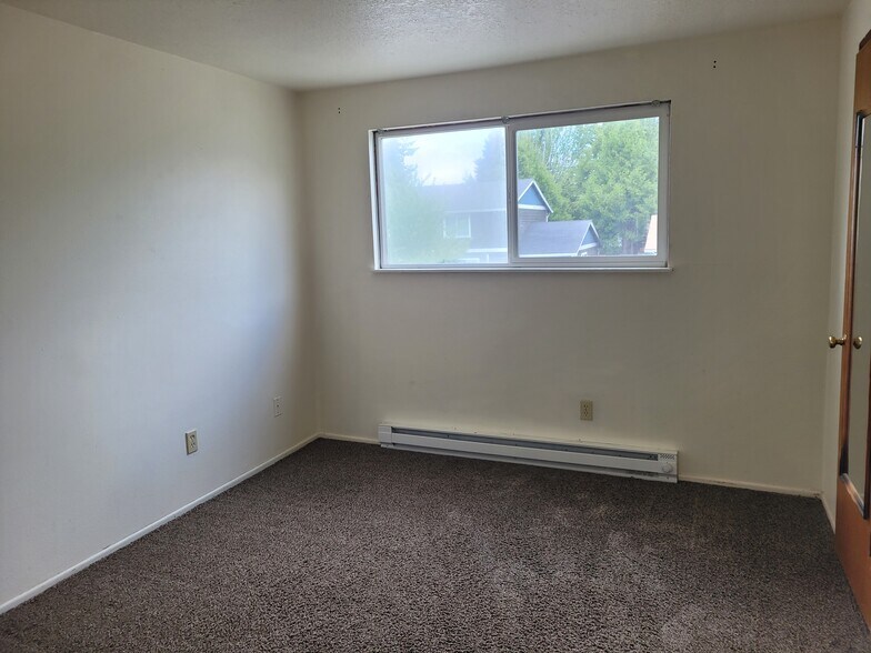 unit d 2nd bedroom - 1045 S Jasper St