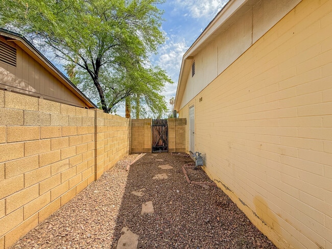 Building Photo - 2812 S Cottonwood Dr