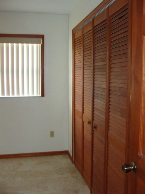 Building Photo - 2 Bed 1 bath Granite Countertops  Screen Porch Call Carole Arcaro Deltona Lakes Realty 386-216-4900