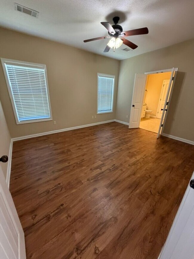 Building Photo - Charming 3 bedroom 2 bath home available now