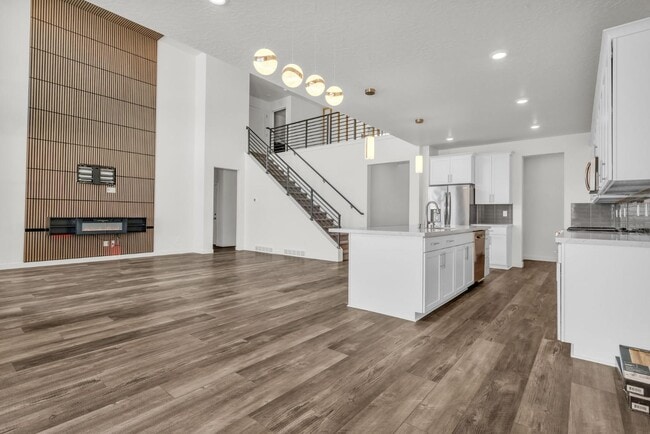 Building Photo - 2468 N Paintbrush Dr