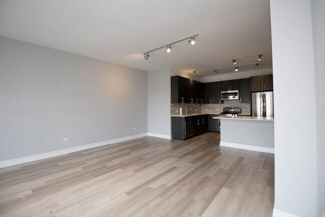 Building Photo - 1554 N Talman Ave