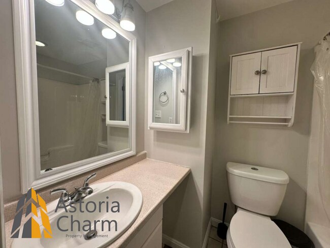 Building Photo - 3 Bedroom Home with Rooftop Views and Modern Finishes