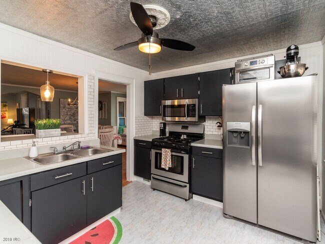 Building Photo - 5638 University Ave