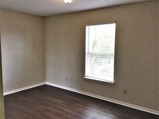 Building Photo - 6805 W Littleton Dr