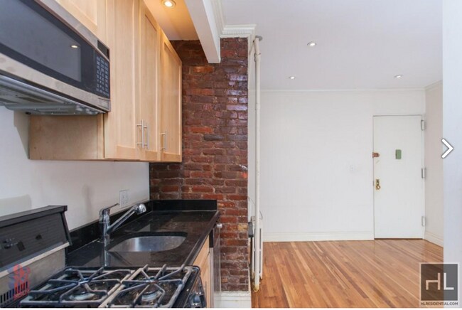 Building Photo - 3 BED WITH PRIVATE ROOF DECK IN PRIME EAST...