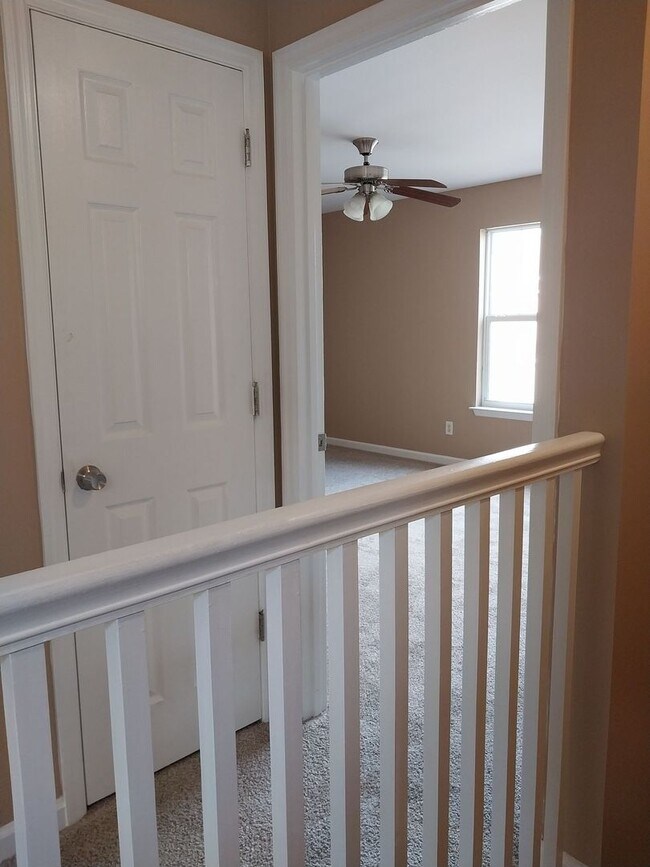 Building Photo - Cute townhome with 3 bd / 2.5 Bath