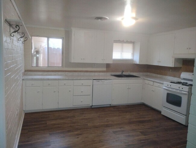 Building Photo - Big House on a Big Fenced Lot on the West Side of Jacksonville