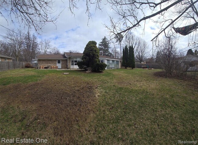 Building Photo - 25825 Sierra Dr