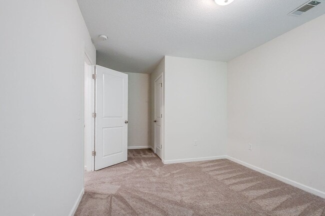 Building Photo - Spacious 3BR Townhome with Main-Level Primary Suite
