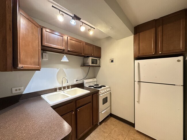 Building Photo - 450 W Wellington Ave