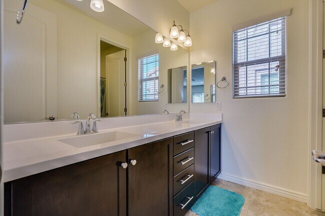 Building Photo - 4529 E Vista Bonita Dr