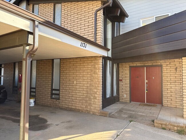 Building Photo - 1131 Tapadero Dr