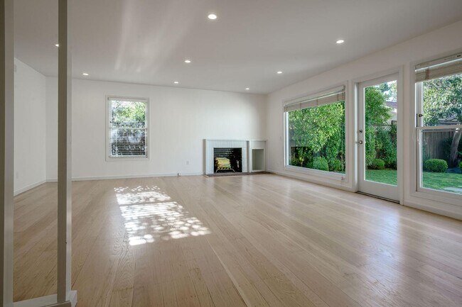 Building Photo - Beautiful 3 Bedroom / 2 Bath Single Family House in Burlingame!