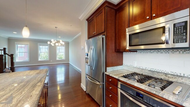 Primary Photo - 517 Regent Pl NE