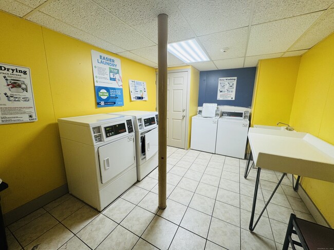 Building Photo - 304 Pine Rock Ave