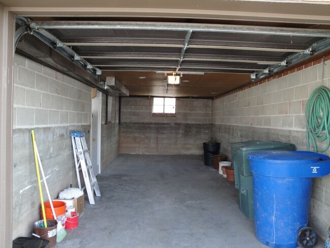Building Photo - 3 Bedroom Home Near Sugarhouse!