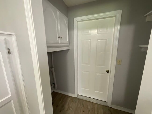 Building Photo - Nice 3bed, 1 1/2 bath. 2 car garage