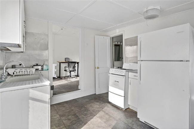 Building Photo - 607 N Cayuga St