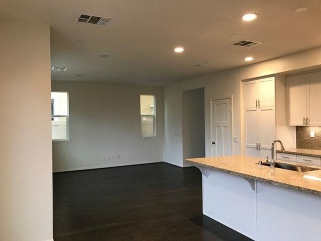 Building Photo - 3 bed, 2 1/2 bath 2 story townhome in Winn...