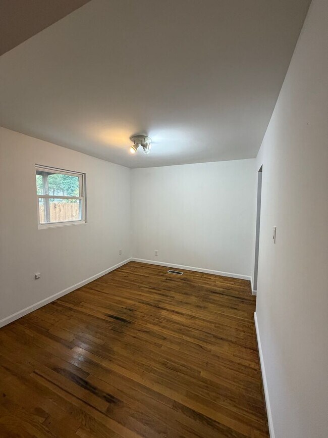 Building Photo - Modern JC Rental Near ETSU + JCMC — Pet Fr...