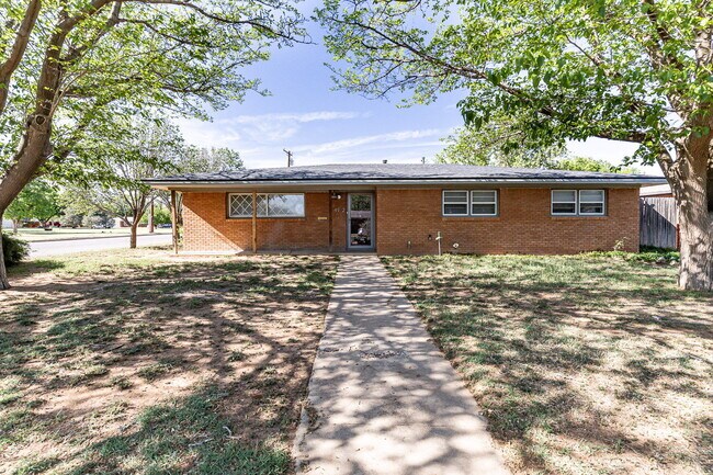 Building Photo - Newly remodeled 3/2/2 in north Lubbock!  M...