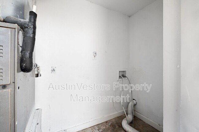Building Photo - 2217 Mission Hill Dr