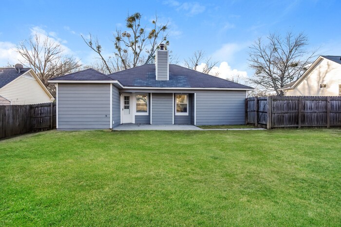 Building Photo - 13905 SW Clovis Cir