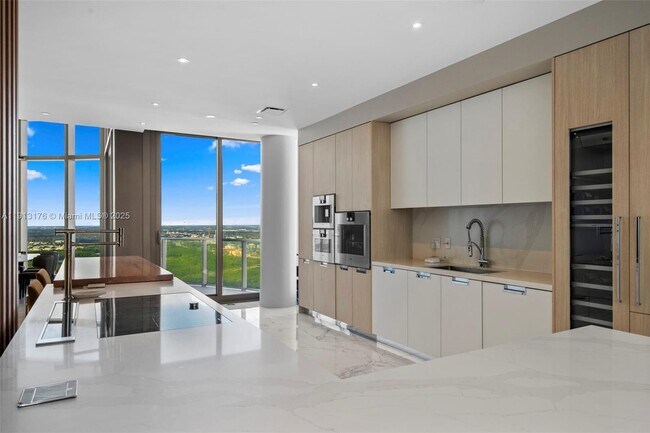 Building Photo - 15701 Collins Ave