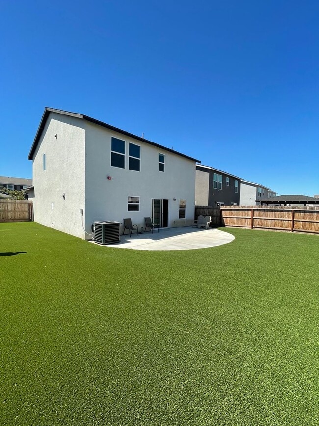 Building Photo - Beautiful 4-Bedroom, 2.5-Bathroom Two-Stor...