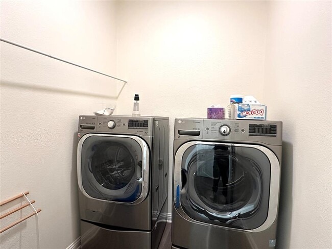 Building Photo - 615 Spanish Mustang Dr